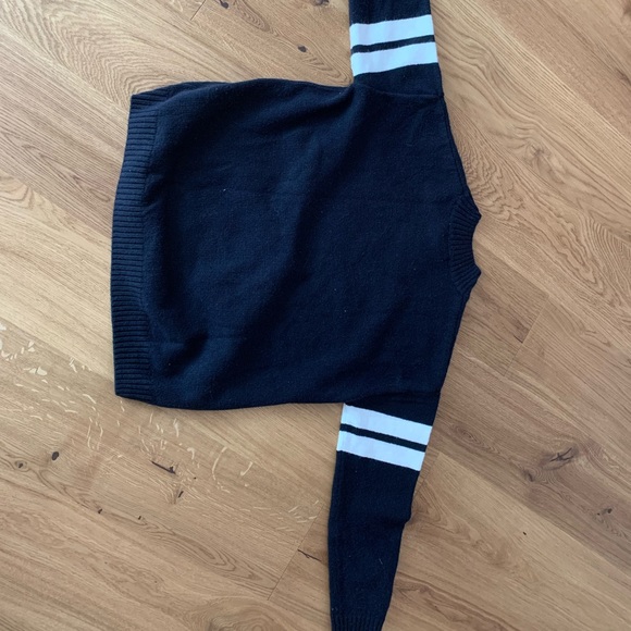Selling dark navy blue sweater with stripes and the sign Yale.Brand: H&M Size: S - Picture 2 of 4